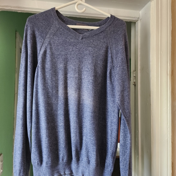 Vince men's gray soft material long sleeve sweater.